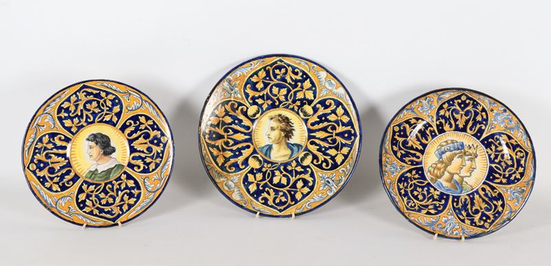 Lotto di tre antichi piatti da muro in maiolica lustrata di Faenza