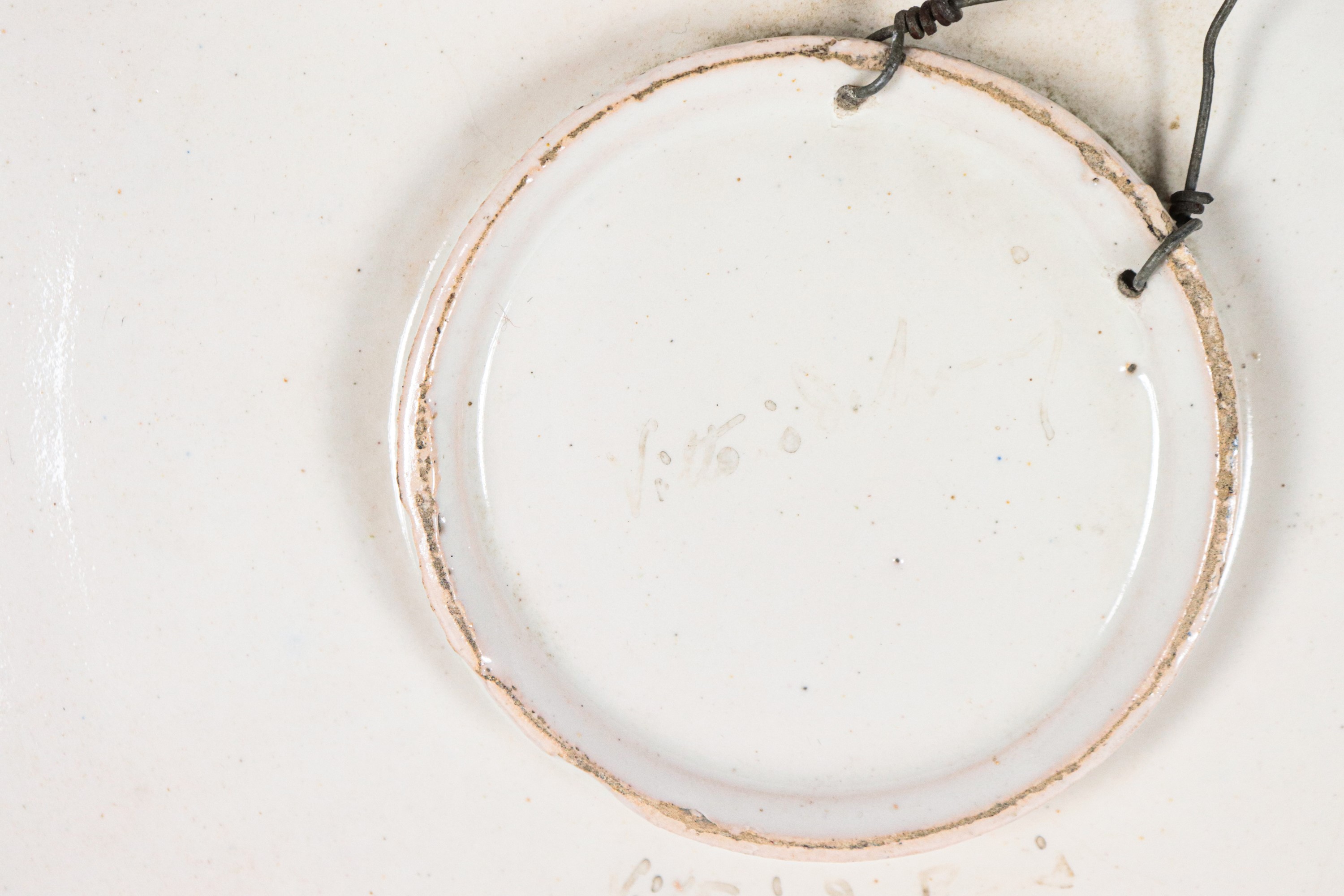 Lotto di tre antichi piatti da muro in maiolica lustrata di Faenza, interamente decorati a varie ...