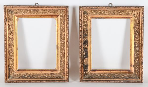 Coppia di antiche piccole cornici in legno dorato e intagliato a volute di tralci e grappoli d'uva