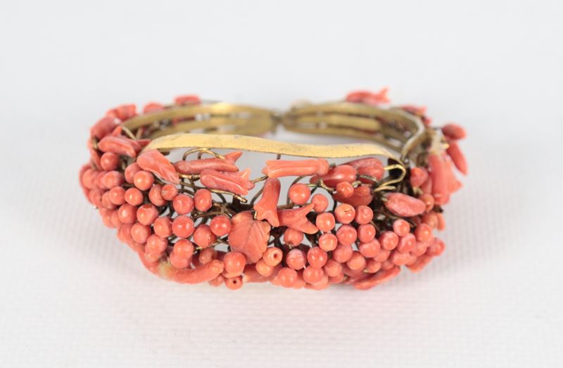 Antico braccialetto in corallo lavorato e rame dorato