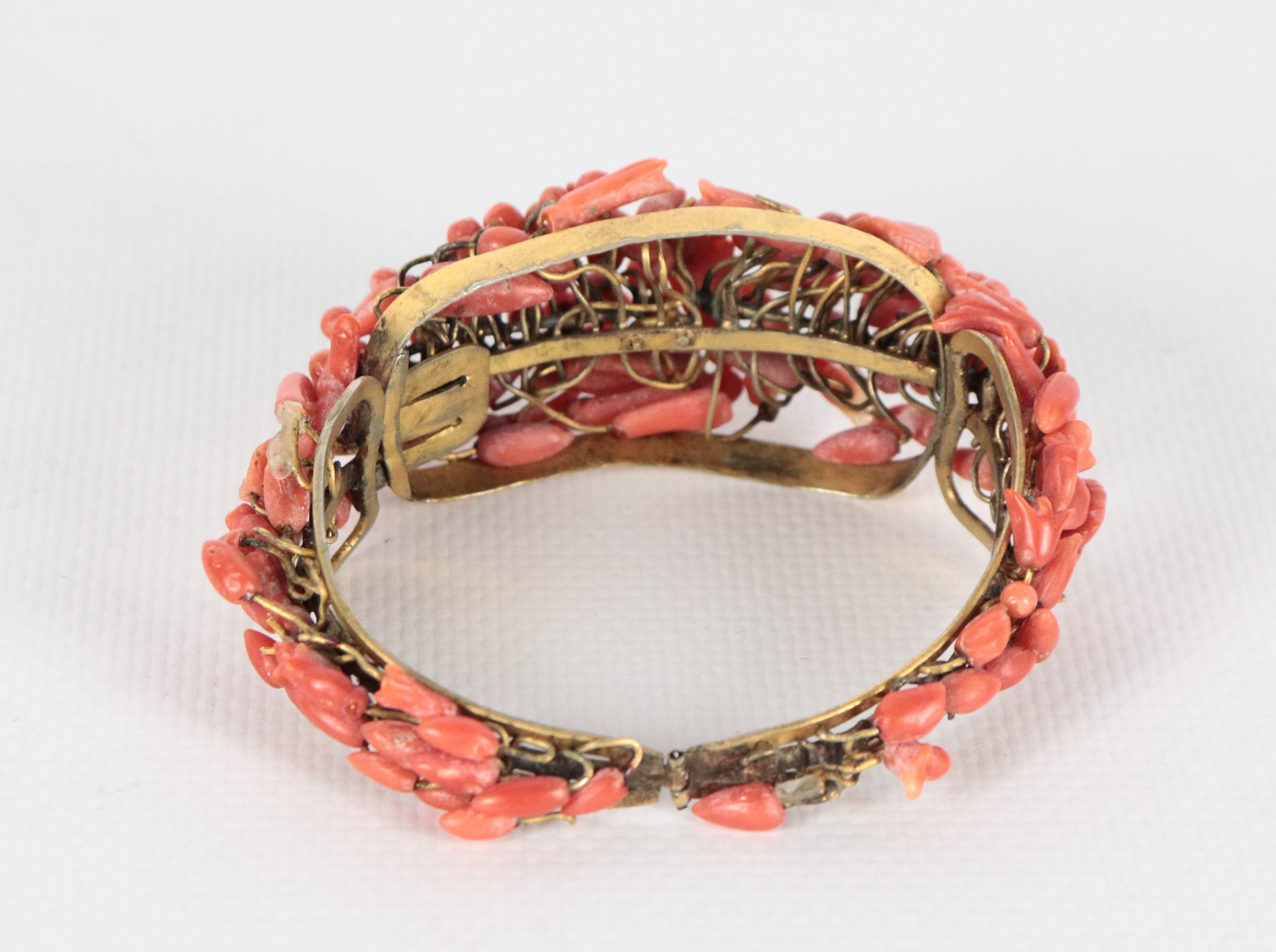 Antico braccialetto in corallo lavorato e rame dorato