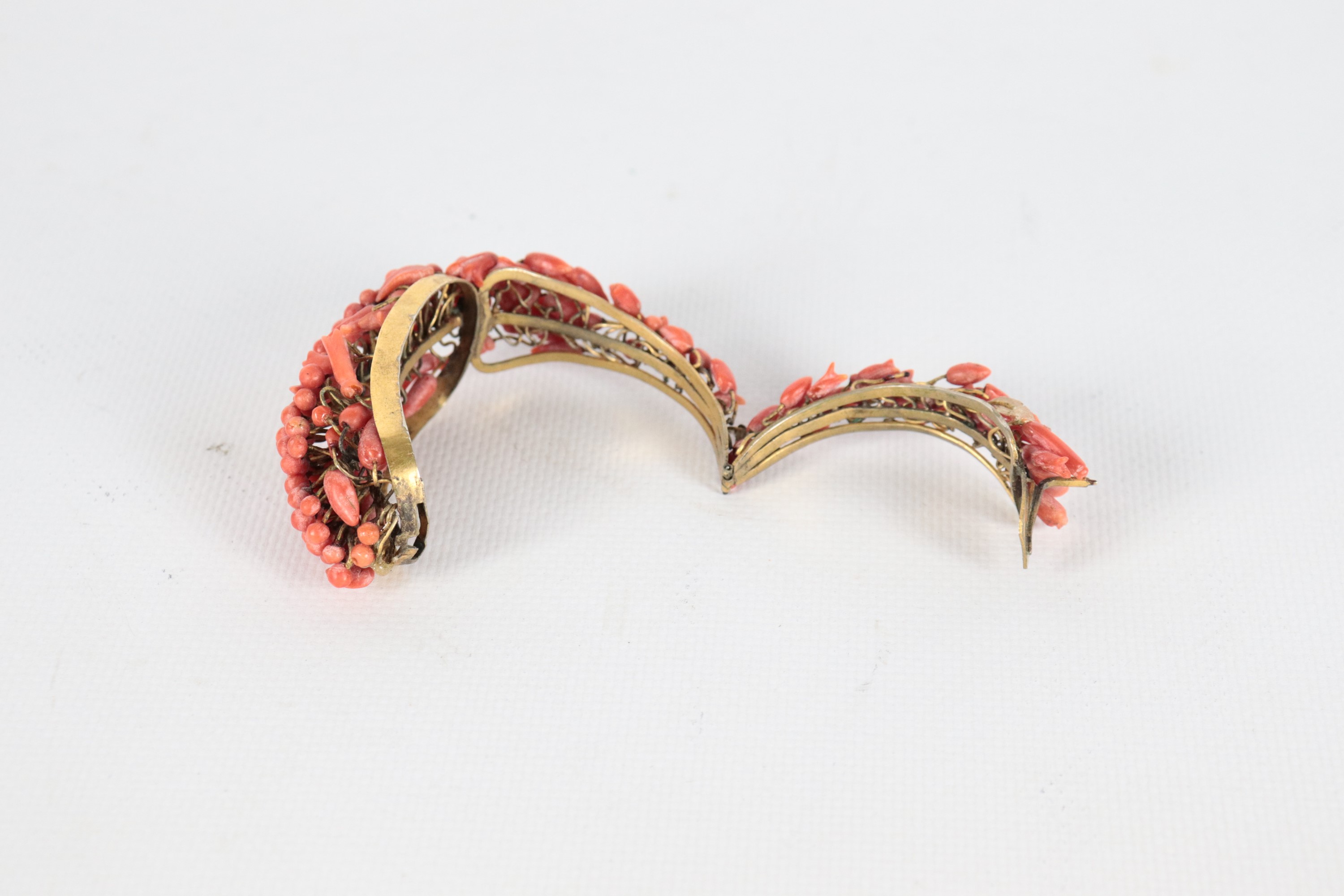 Antico braccialetto in corallo lavorato e rame dorato