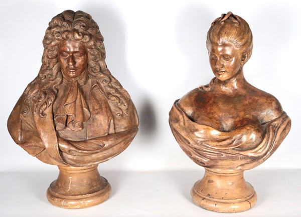 "Nobiluomo e nobildonna settecenteschi", coppia di busti in terracotta sorretti da basi in legno