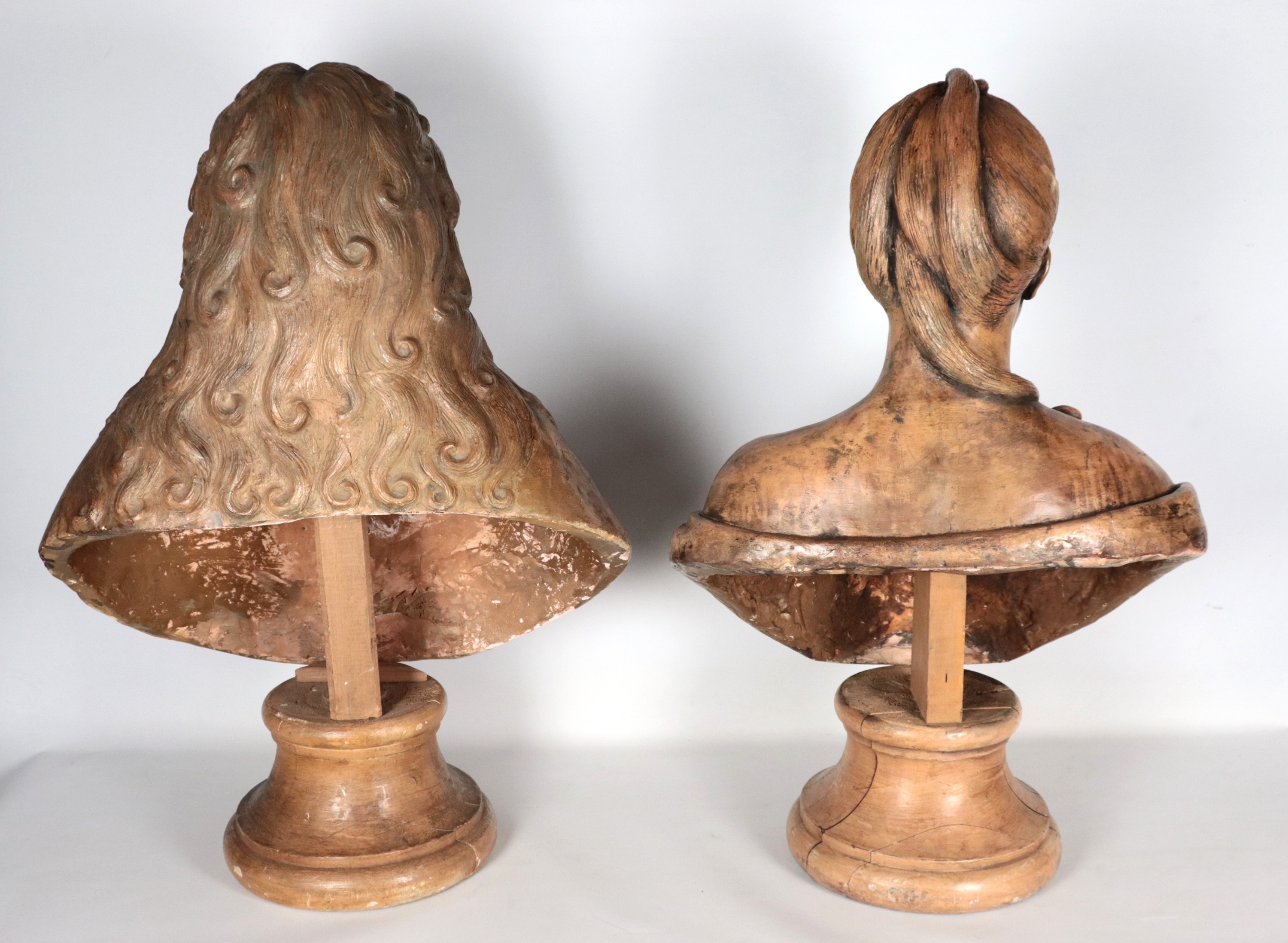 "Nobiluomo e nobildonna settecenteschi", coppia di busti in terracotta sorretti da basi in legno