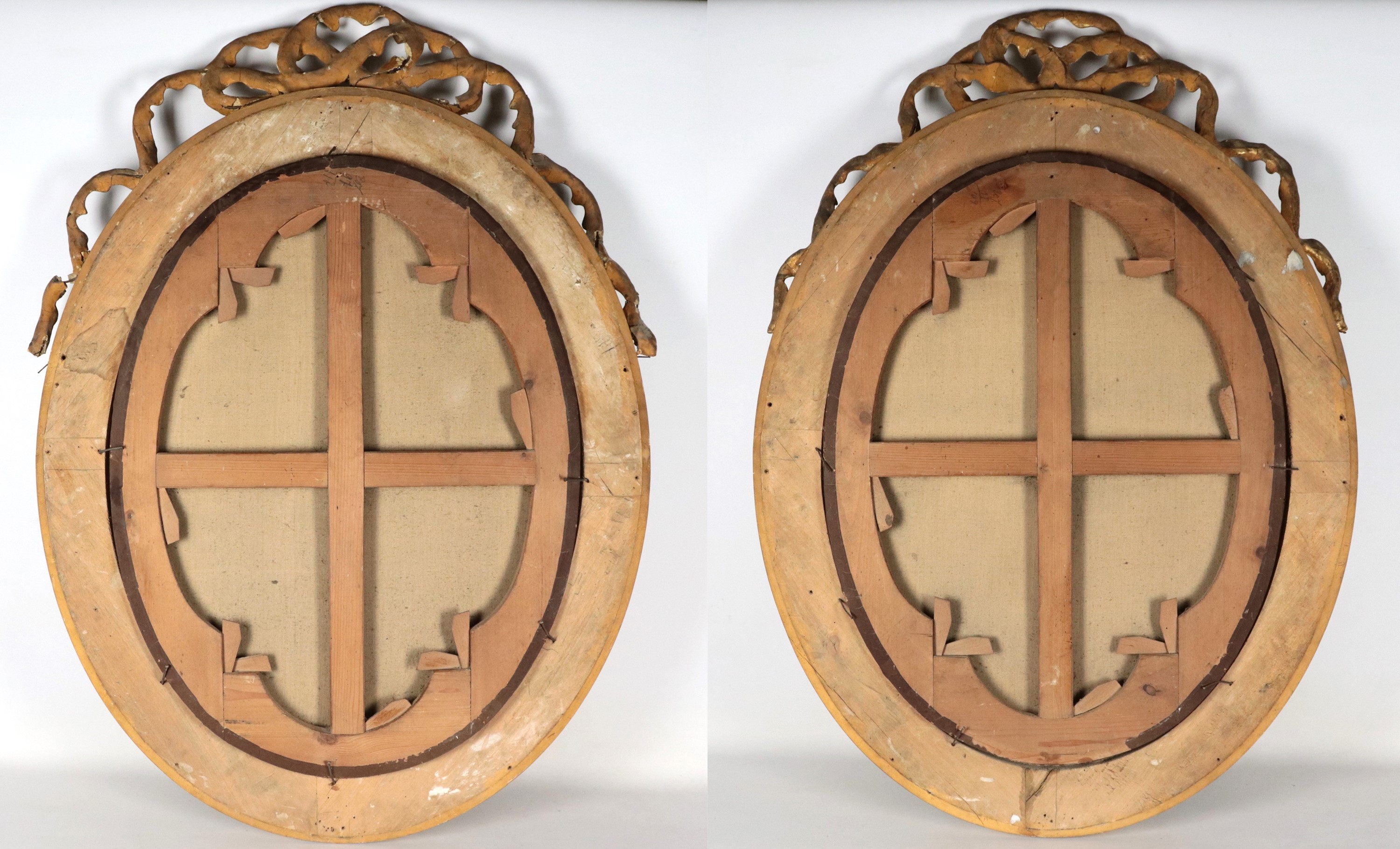 "Ritratti di nobiluomini", coppia di dipinti ovali ad olio su tela in antica cornice in legno dor...