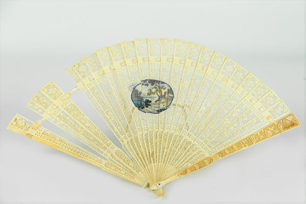 Antique fan in worked ivory  (Late 19th century)  - Auction Fine Art Legacy of Prestigious Noble Roman Villino and Private Collections - Gelardini Aste Casa d'Aste Roma