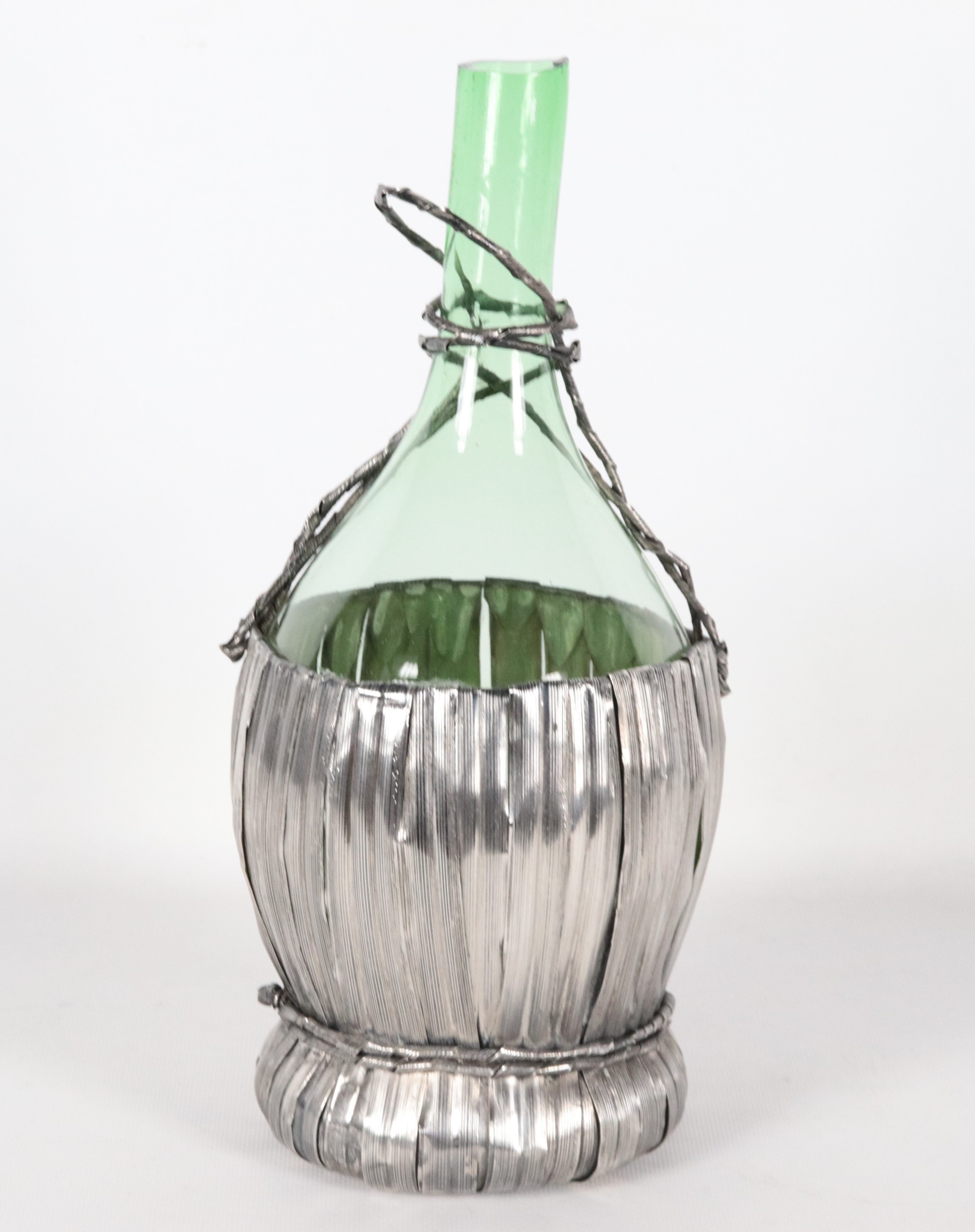 Fiasco in vetro rivestito in argento, lieve sbeccatura al collo del fiasco