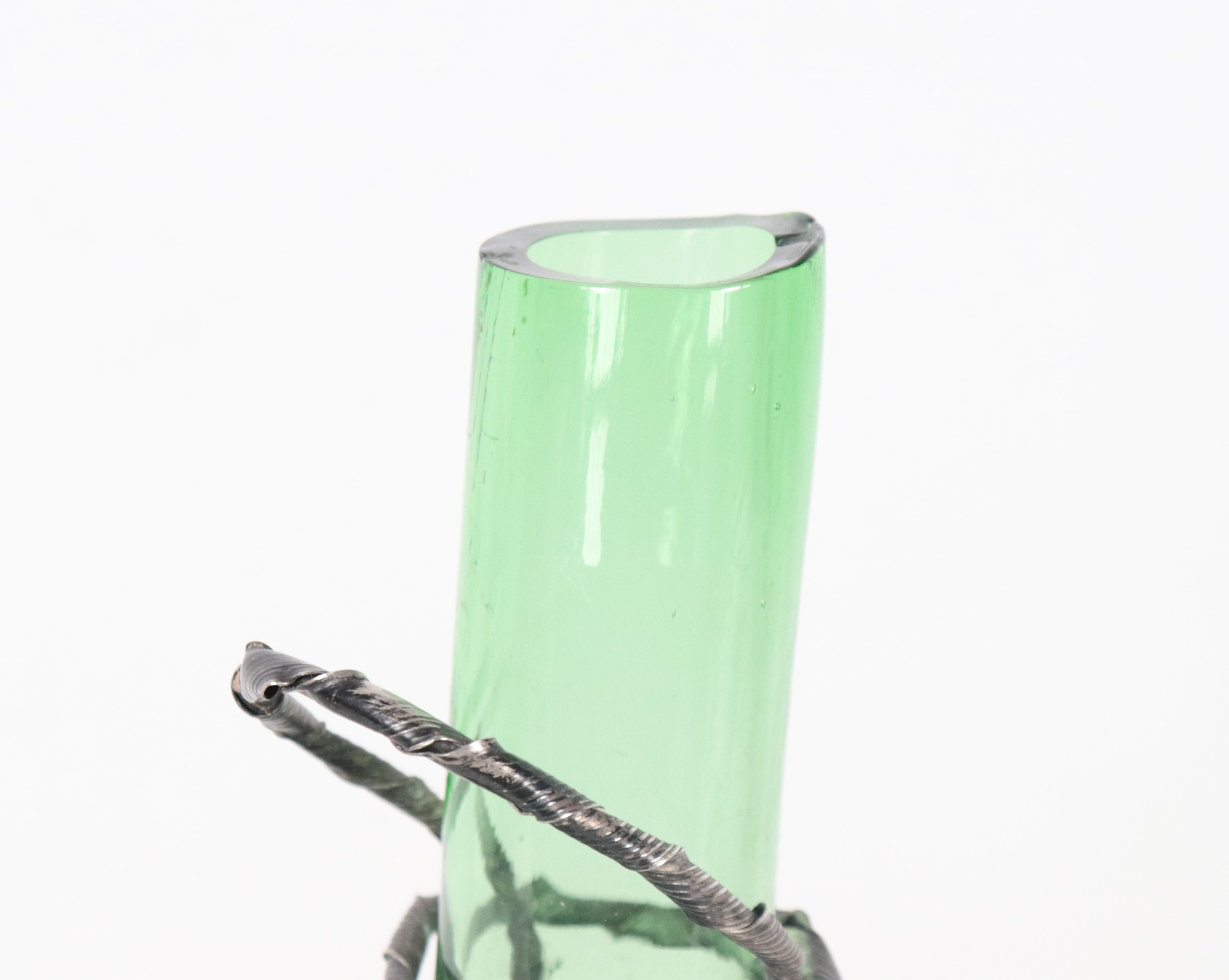 Fiasco in vetro rivestito in argento, lieve sbeccatura al collo del fiasco