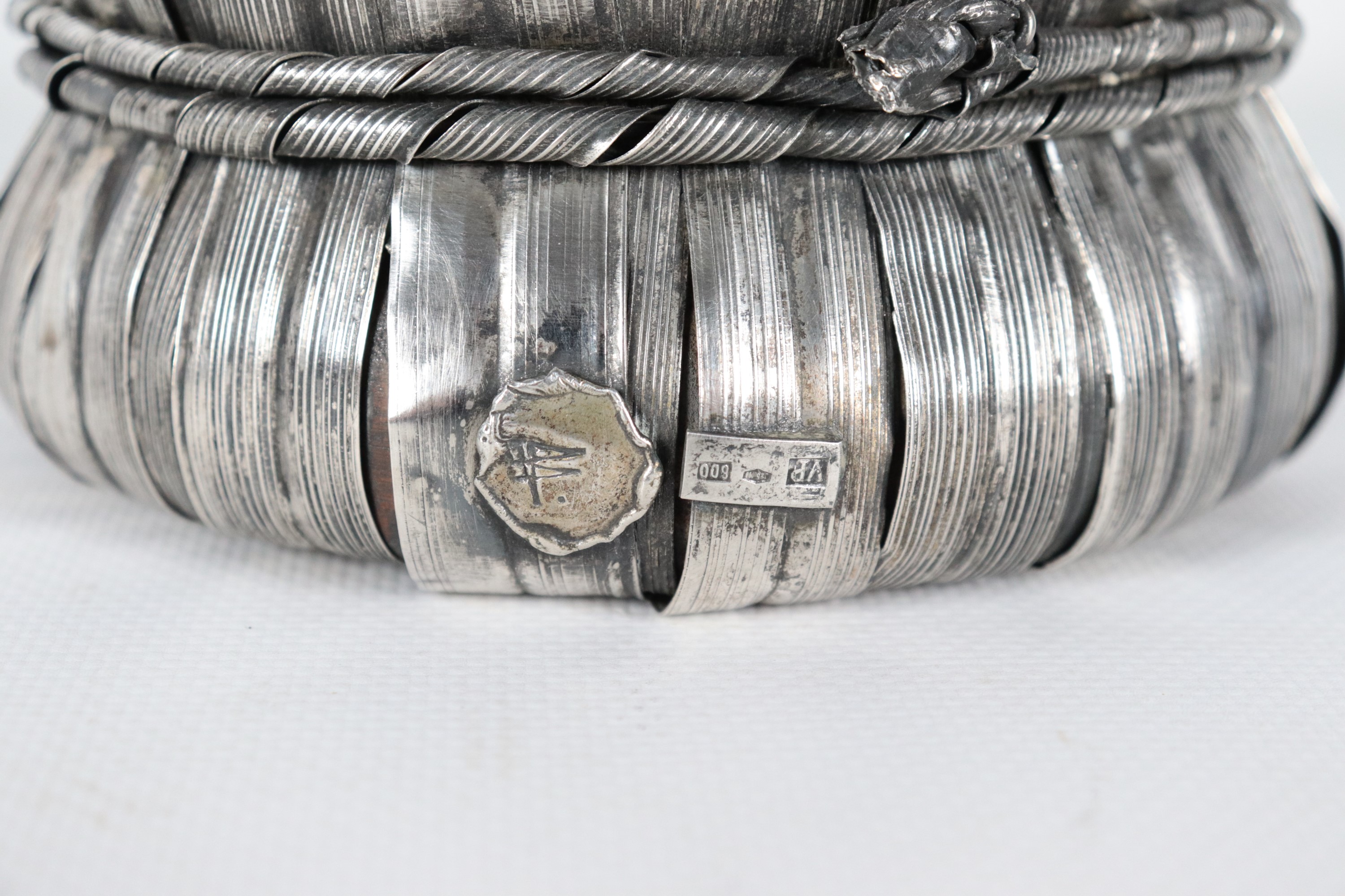 Fiasco in vetro rivestito in argento, lieve sbeccatura al collo del fiasco