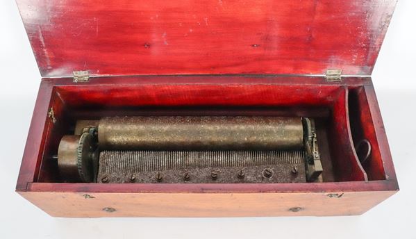 An Henri Métert Cylinder Music Box, Swiss, circa 1850, sul piano interno stampigliatura H. Métert 2981, cilindro cm 27,5 in scatola in mogano. Da revisionare e funzionante