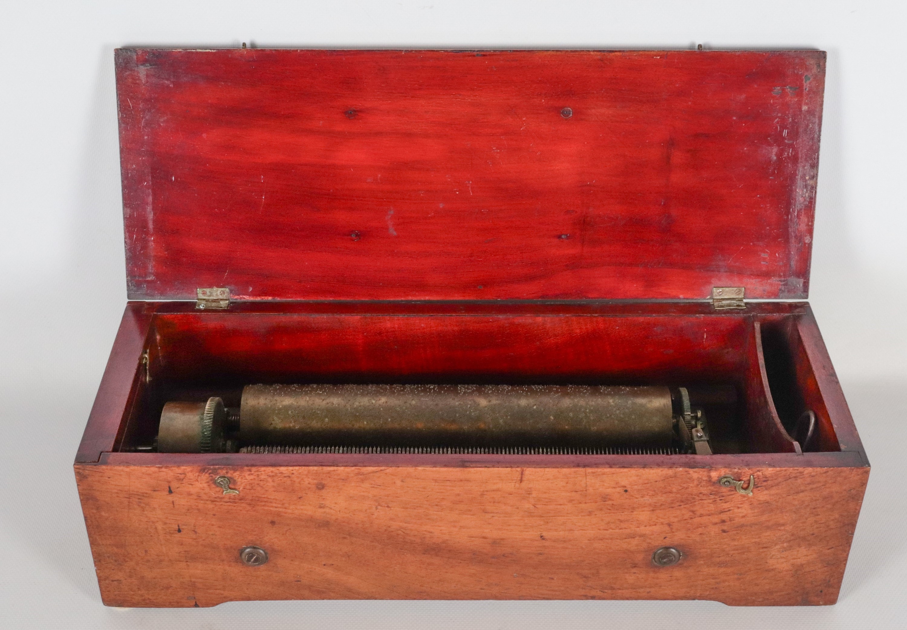 An Henri Métert Cylinder Music Box, Swiss, circa 1850, sul piano interno stampigliatura H. Métert...