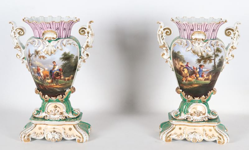 Coppia di antichi vasi napoletani a cartoccio Epoca Luigi Filippo, in porcellana policroma intera...