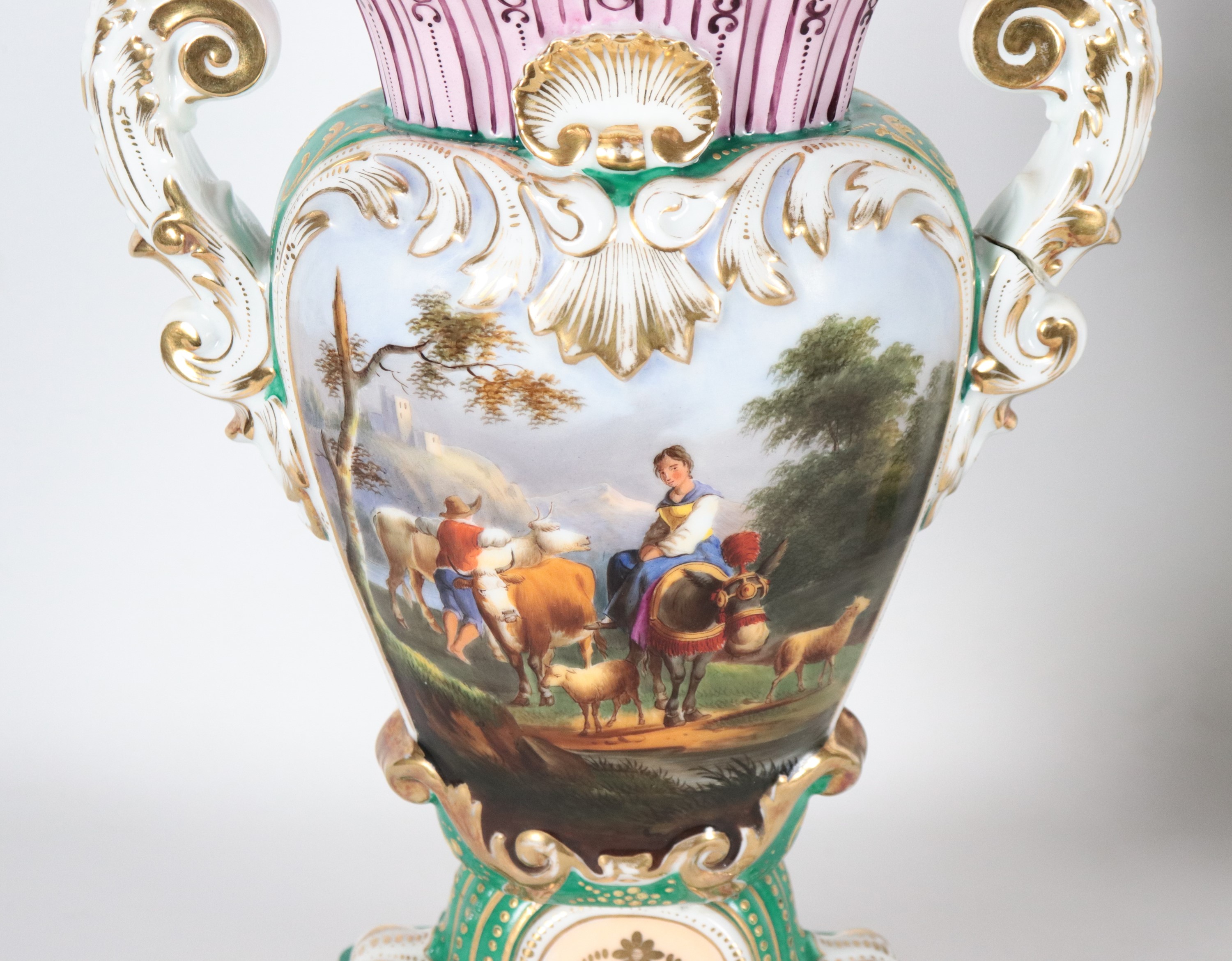 Coppia di antichi vasi napoletani a cartoccio Epoca Luigi Filippo, in porcellana policroma intera...