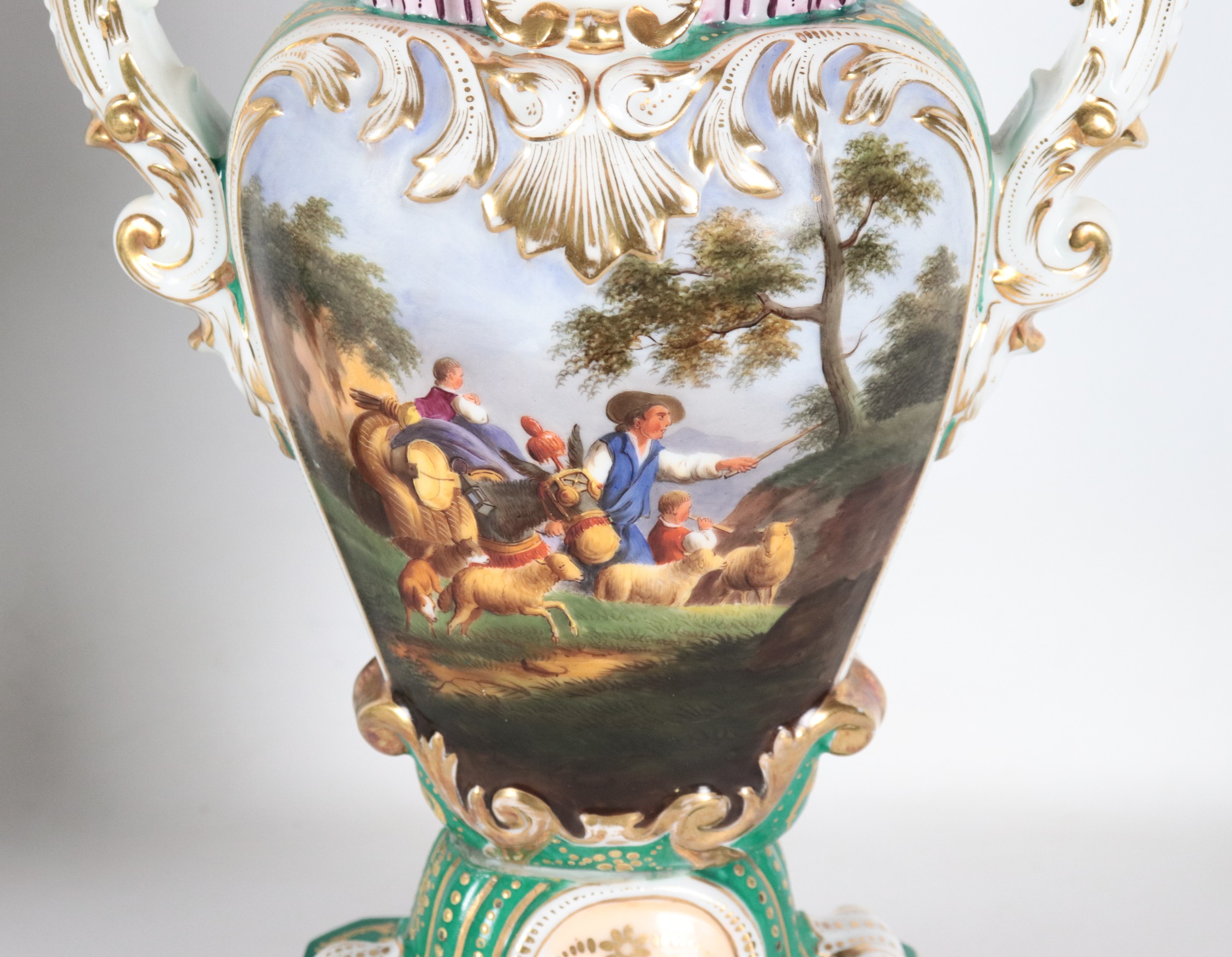 Coppia di antichi vasi napoletani a cartoccio Epoca Luigi Filippo, in porcellana policroma intera...