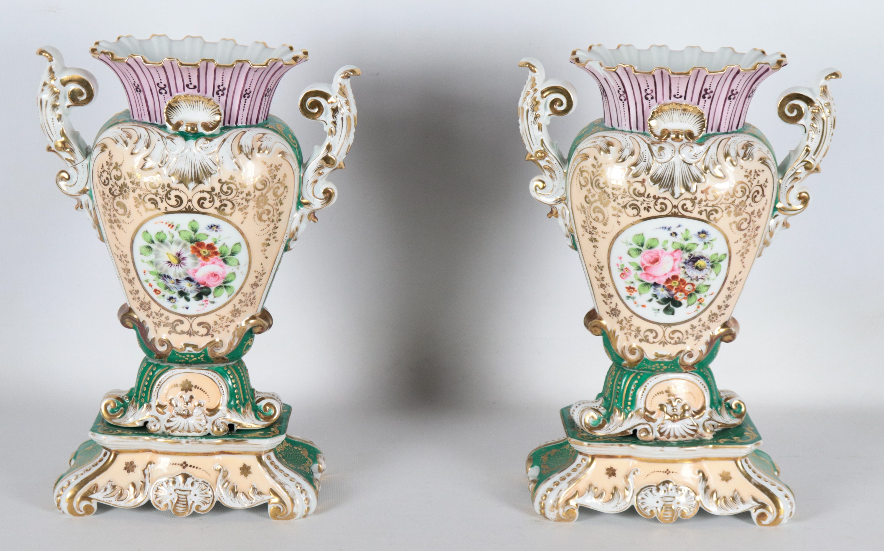 Coppia di antichi vasi napoletani a cartoccio Epoca Luigi Filippo, in porcellana policroma intera...