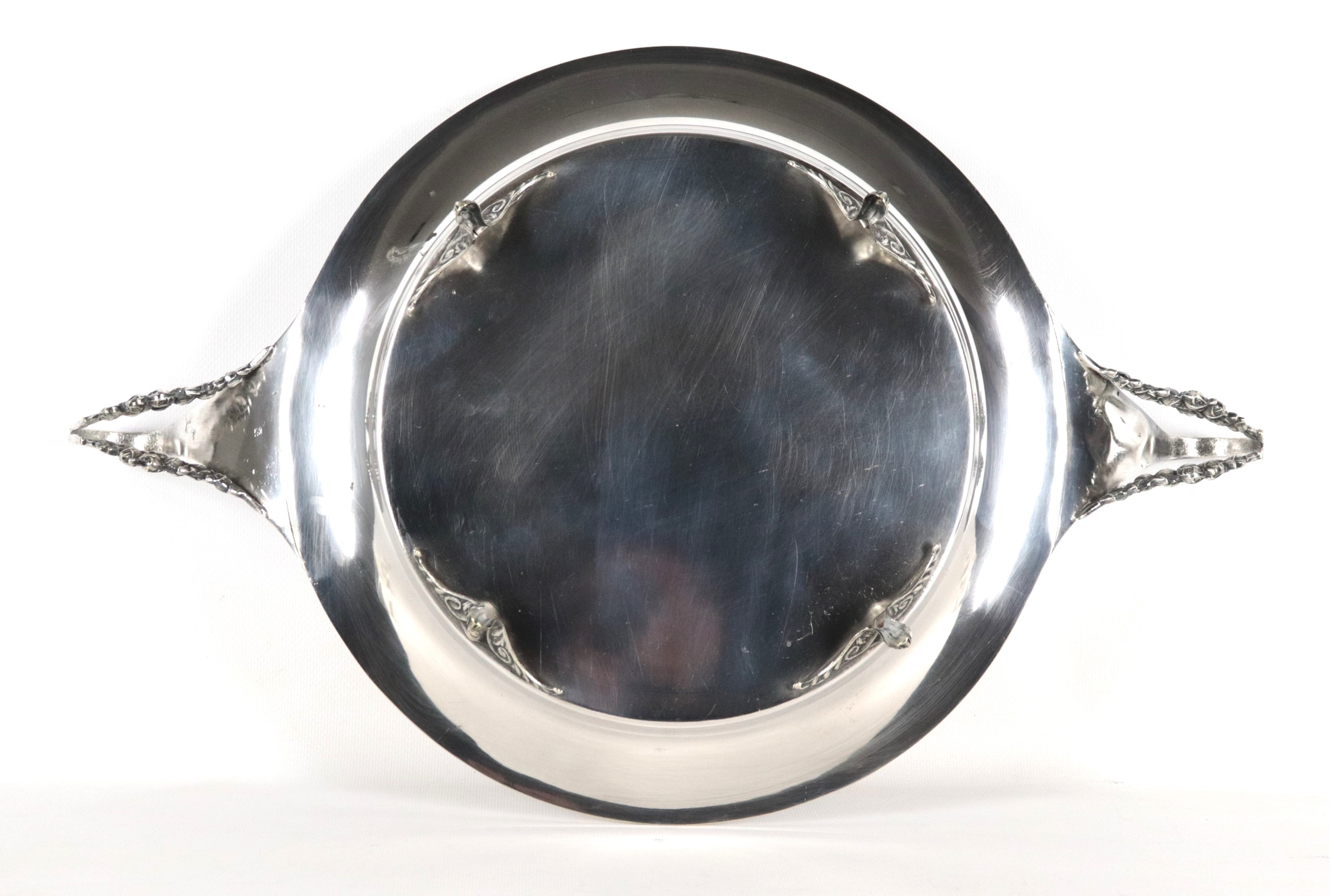 Antica antipastiera a forma tonda in metallo argentato, sbalzato e cesellato con due manici ricur...