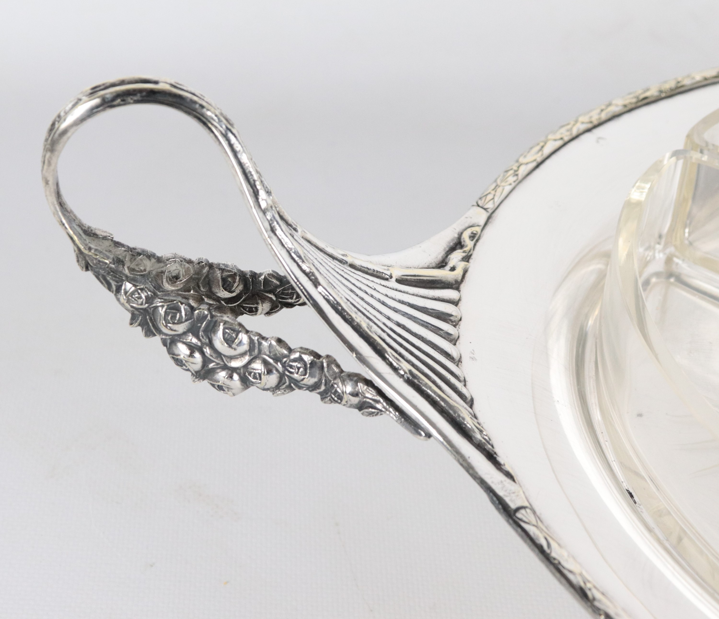 Antica antipastiera a forma tonda in metallo argentato, sbalzato e cesellato con due manici ricur...