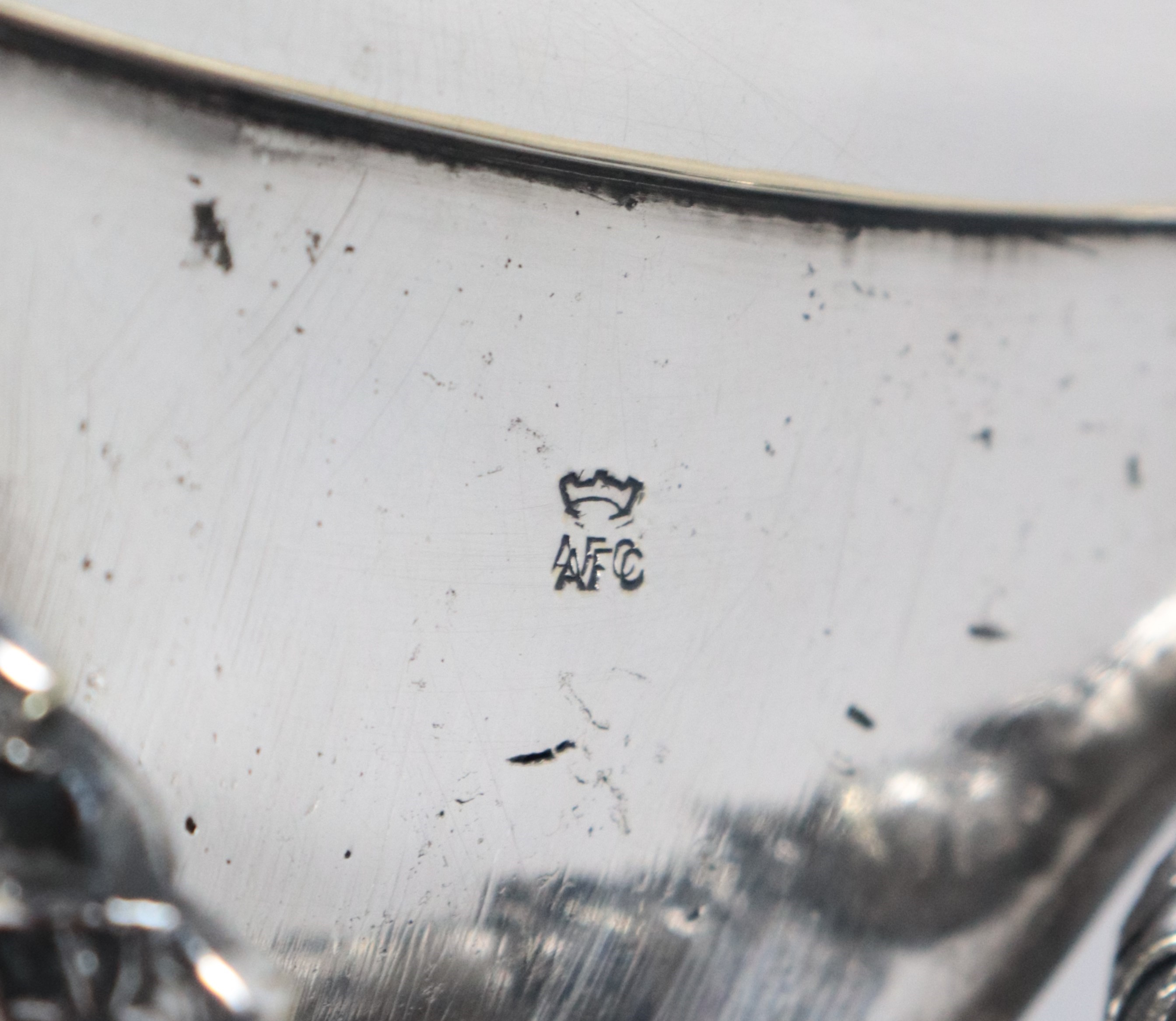 Antica antipastiera a forma tonda in metallo argentato, sbalzato e cesellato con due manici ricur...