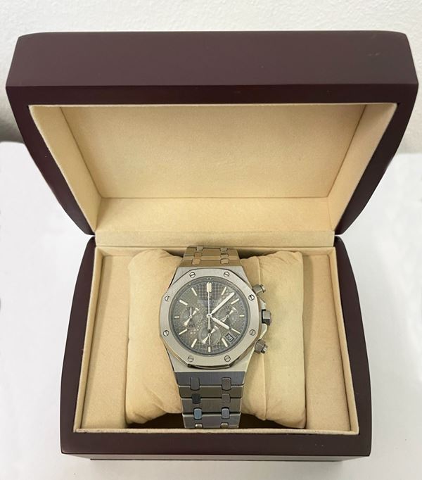 Orologio da polso da uomo in acciaio con datario e cronografo. L'orologio è una riproduzione ed un'imitazione di "Audemars Piguet Automatic", annesso astuccio