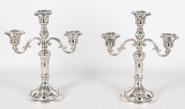 Coppia di candelabri in argento, gr. 820