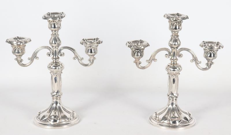 Coppia di candelabri in argento, gr. 820
