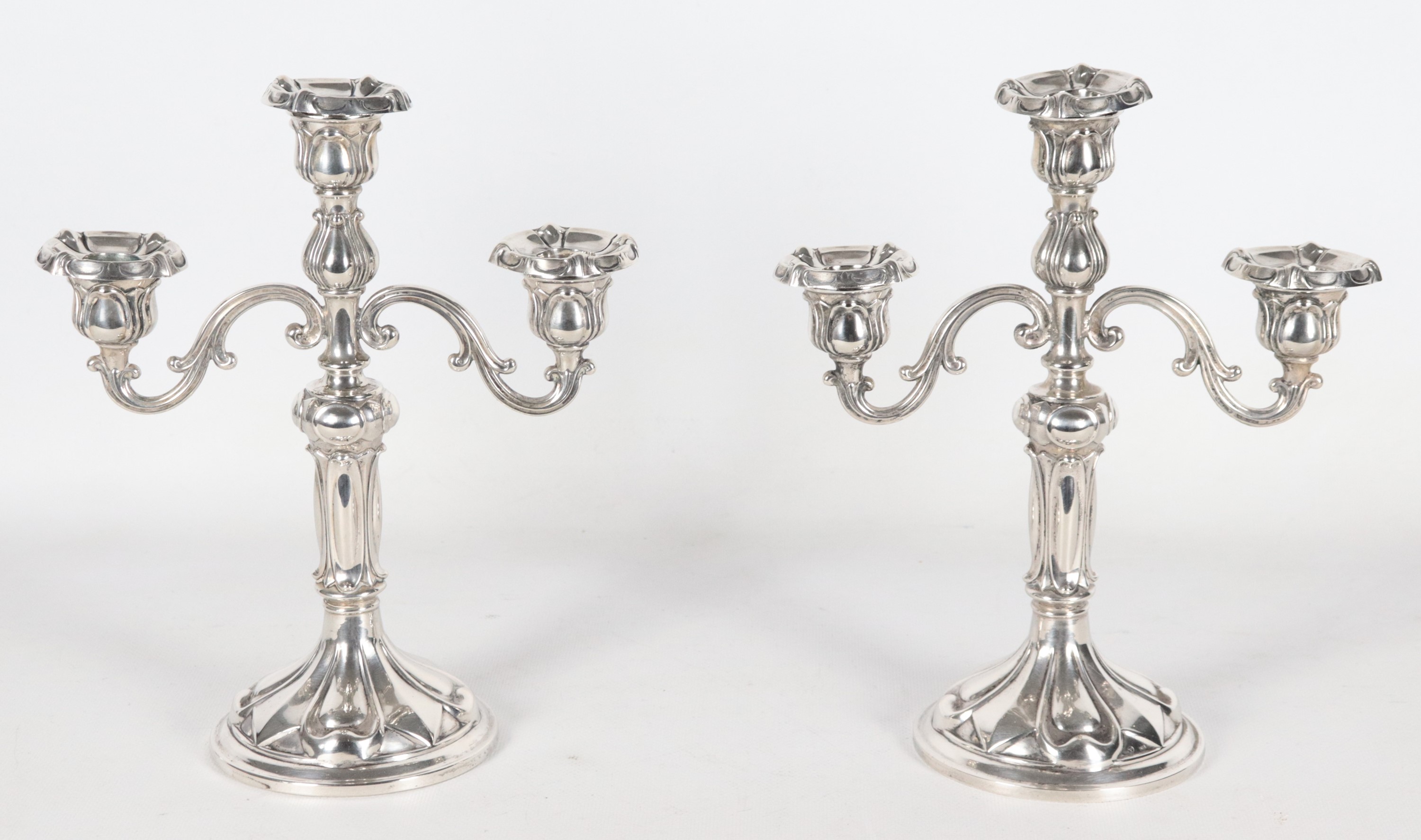 Coppia di candelabri in argento, gr. 820