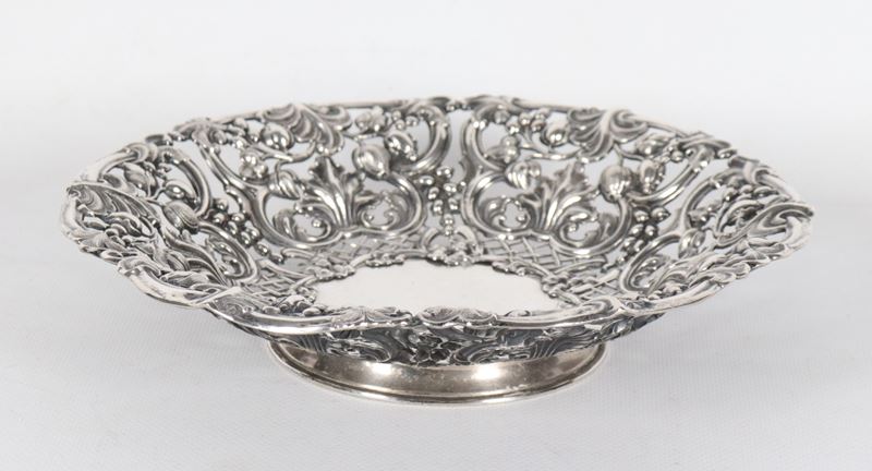 Piccolo centrotavola tondo in argento, gr. 180