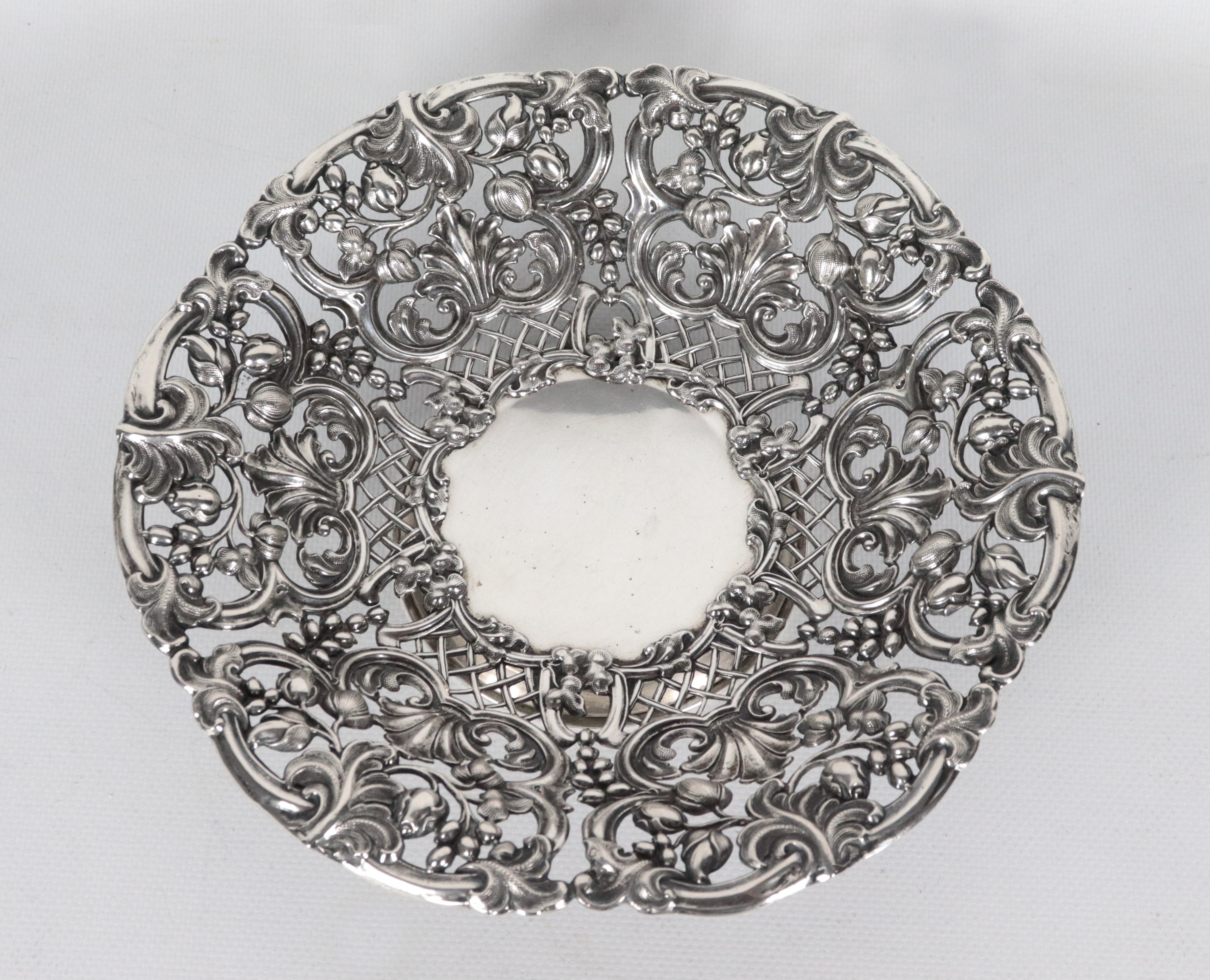 Piccolo centrotavola tondo in argento, gr. 180