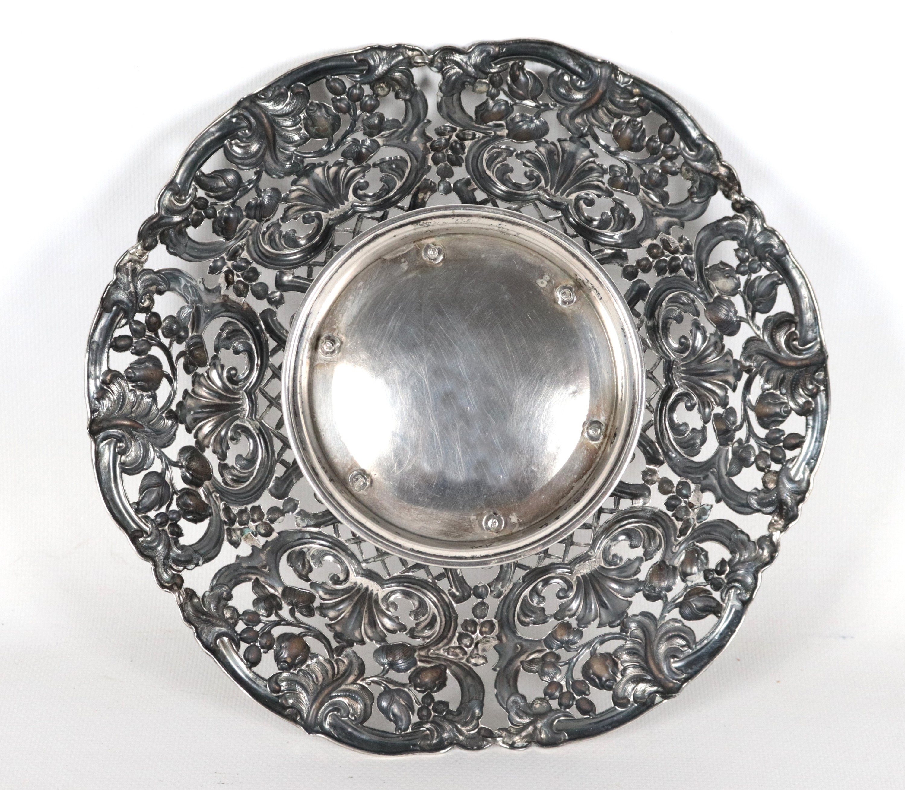 Piccolo centrotavola tondo in argento, gr. 180