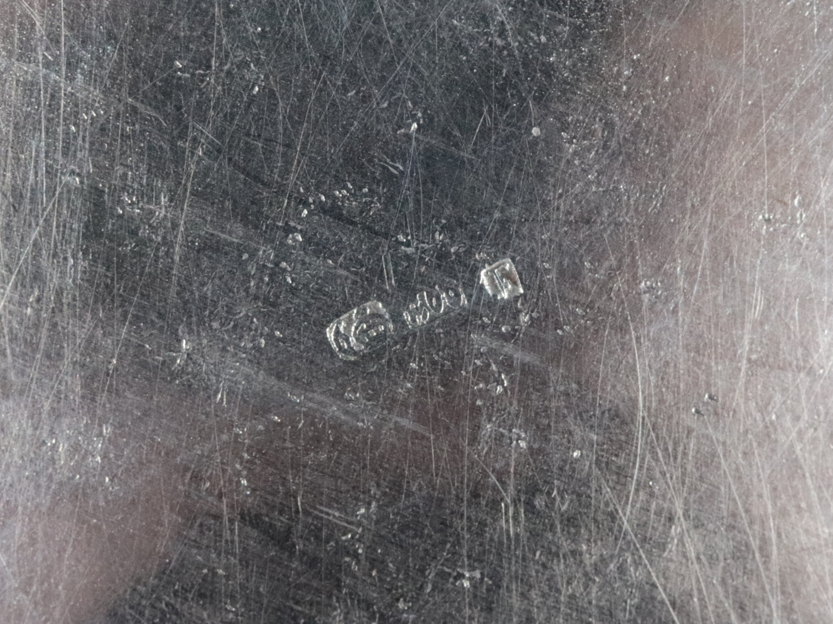 Piccolo centrotavola tondo in argento, gr. 180