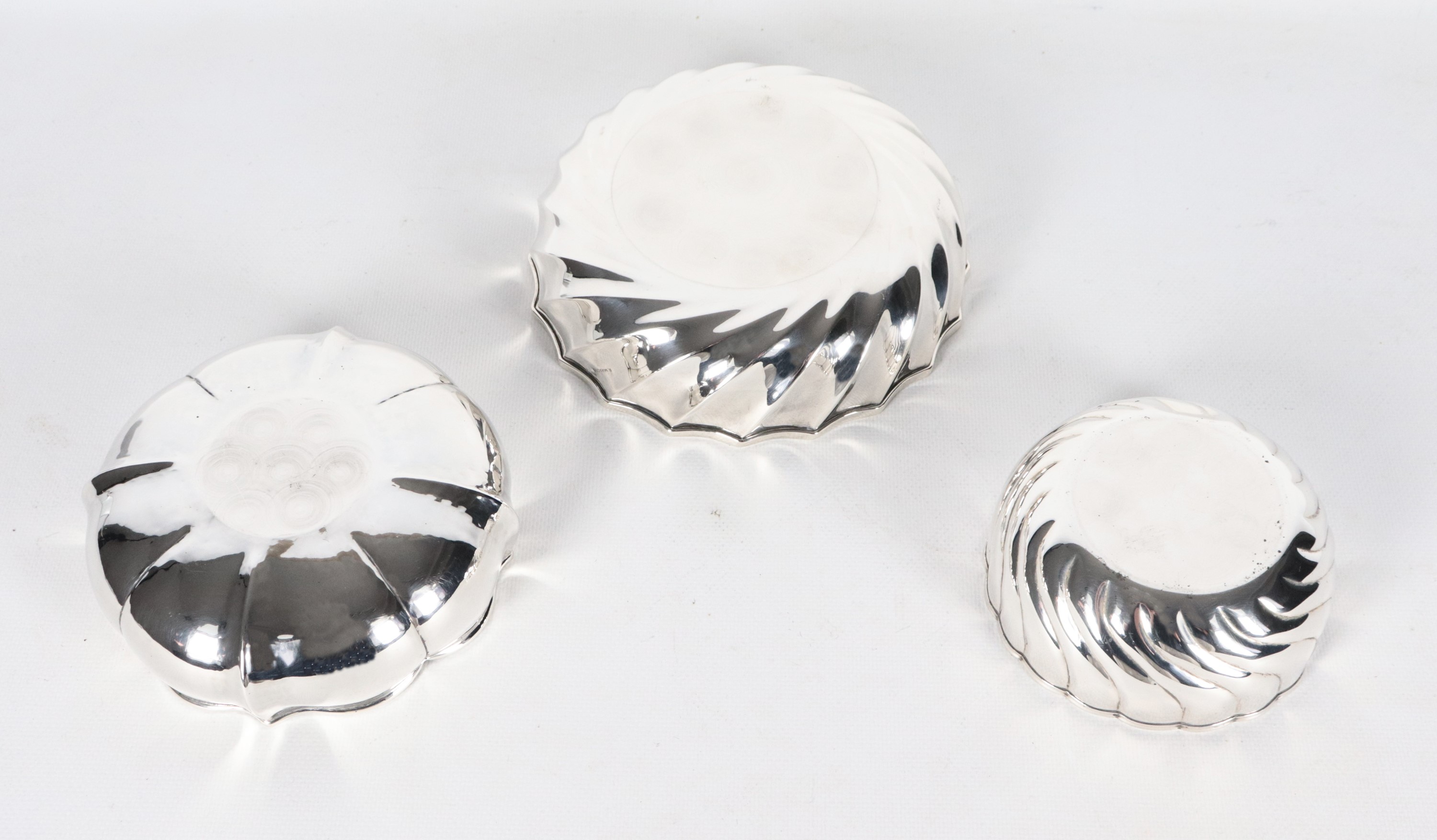 Lotto di tre ciotole in argento, gr. 535