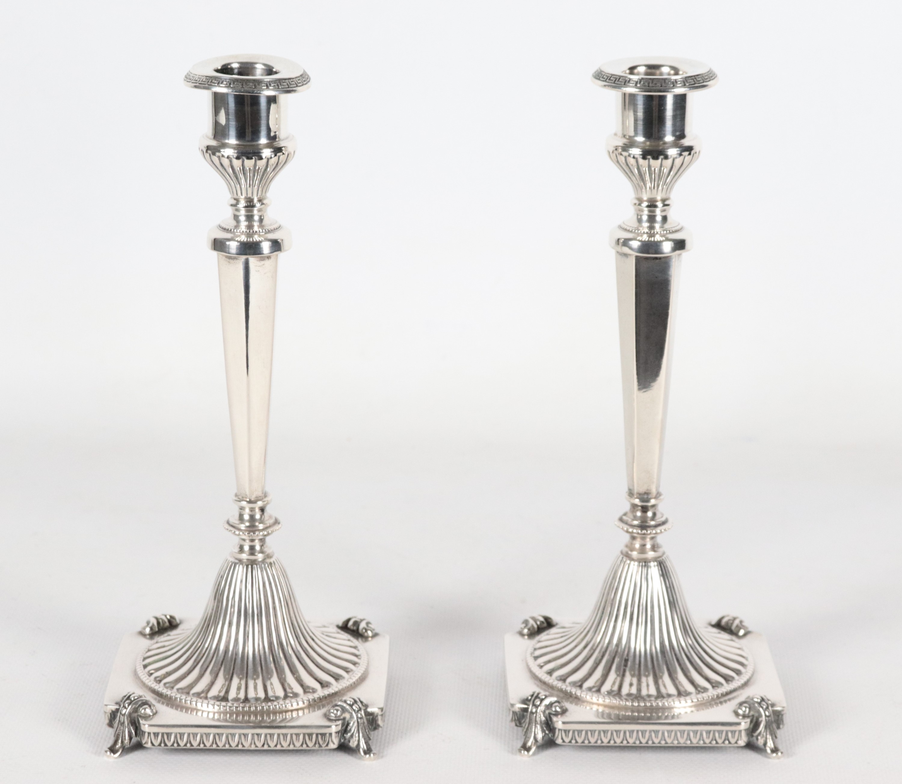 Coppia di candelieri in argento, gr. 450