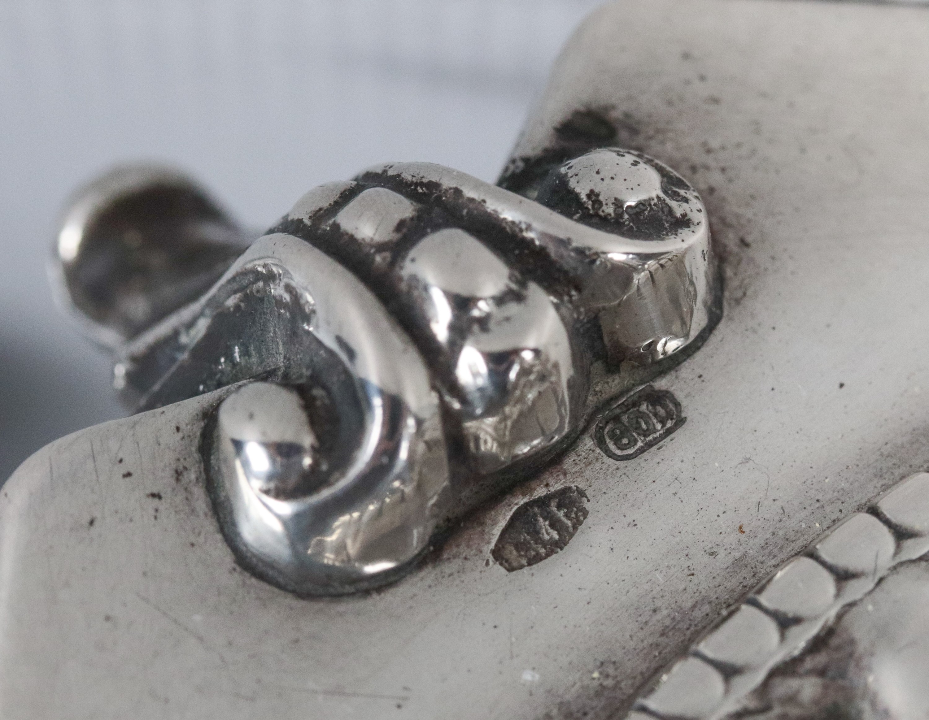 Coppia di candelieri in argento, gr. 450