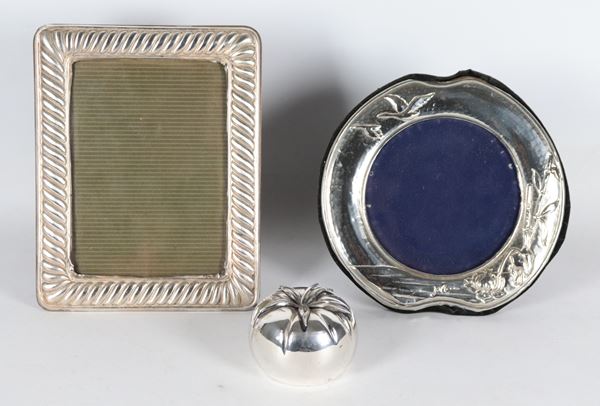 Silver lot of two picture frames and a table lighter (3 pcs.)