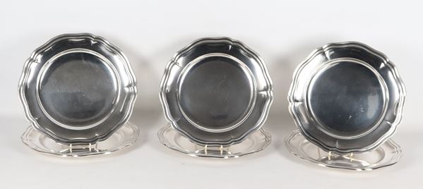 Lotto di sei sottopiatti in argento, gr. 3300