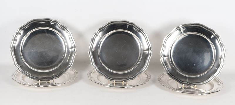 Lotto di sei sottopiatti in argento, gr. 3300