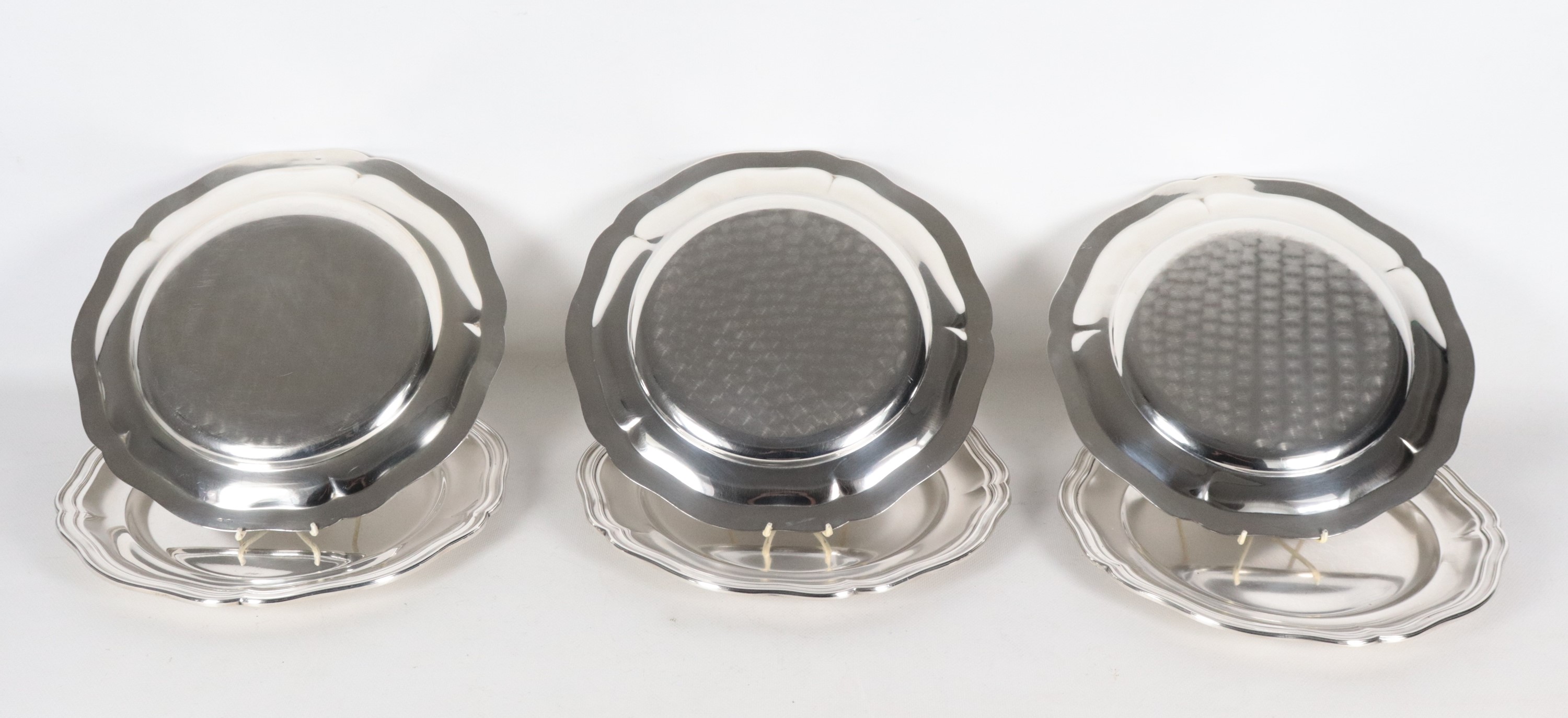 Lotto di sei sottopiatti in argento, gr. 3300