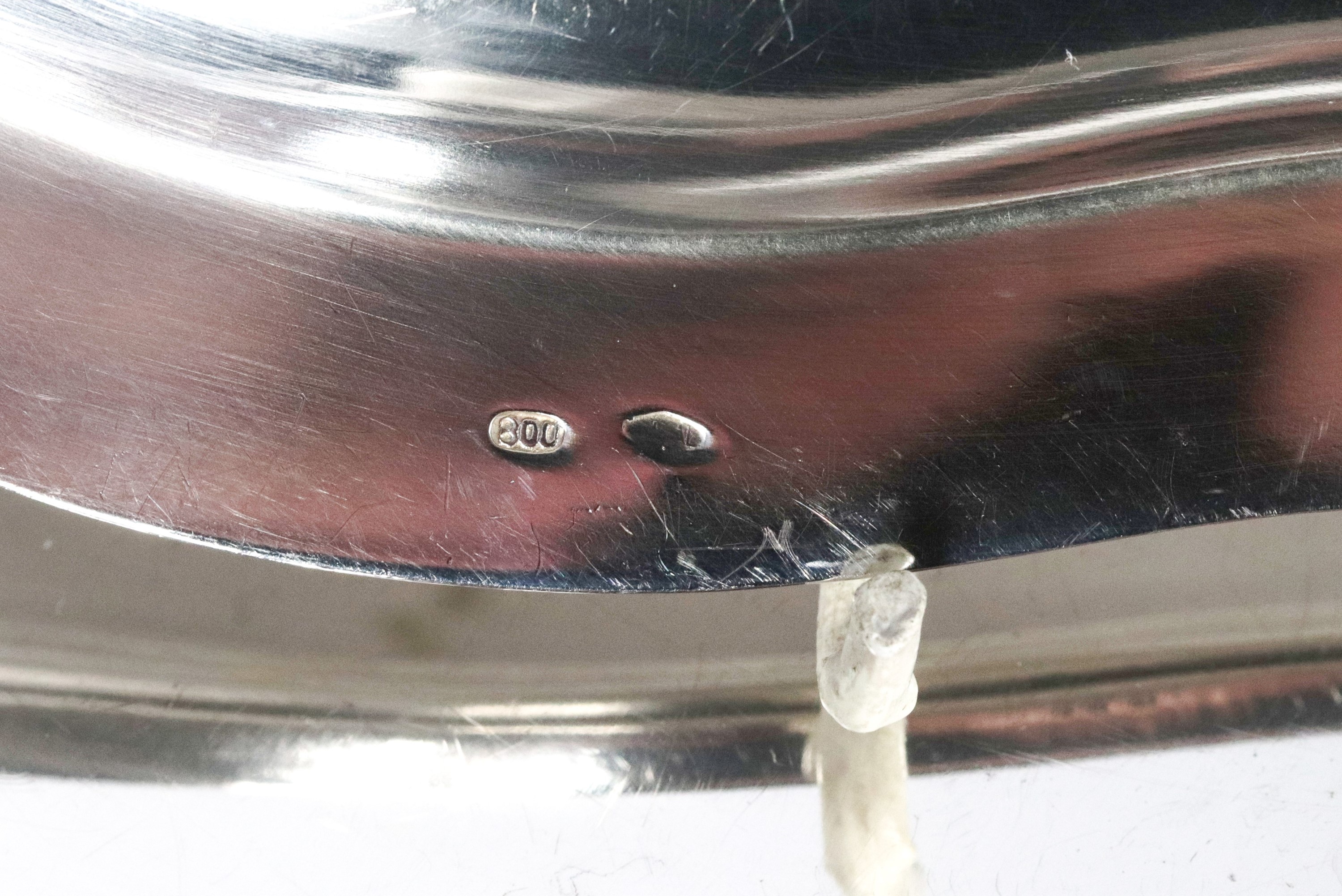 Lotto di sei sottopiatti in argento, gr. 3300