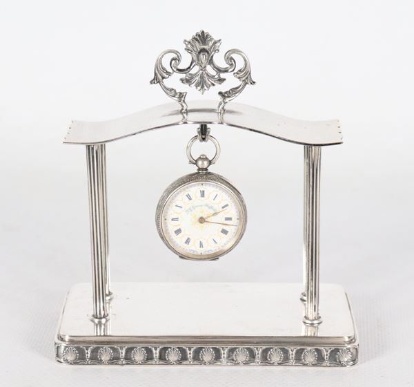 Portaorologio a tempietto in argento con piccolo orologio da tasca, gr. 225