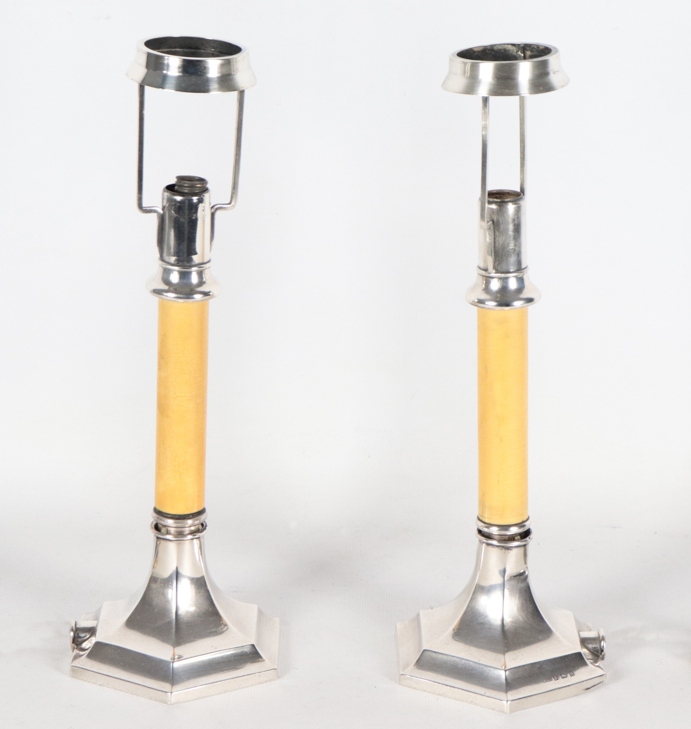 Coppia di candelieri Giorgio V in argento con fusti a finto avorio