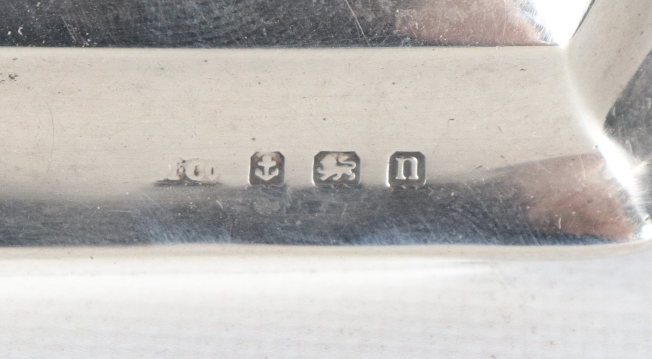 Coppia di candelieri Giorgio V in argento con fusti a finto avorio