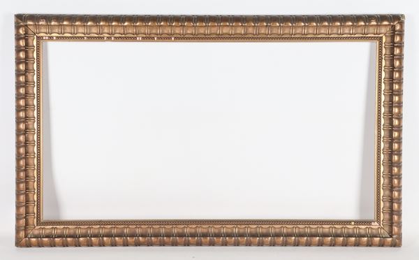 Cornice in legno dorato e intagliato
