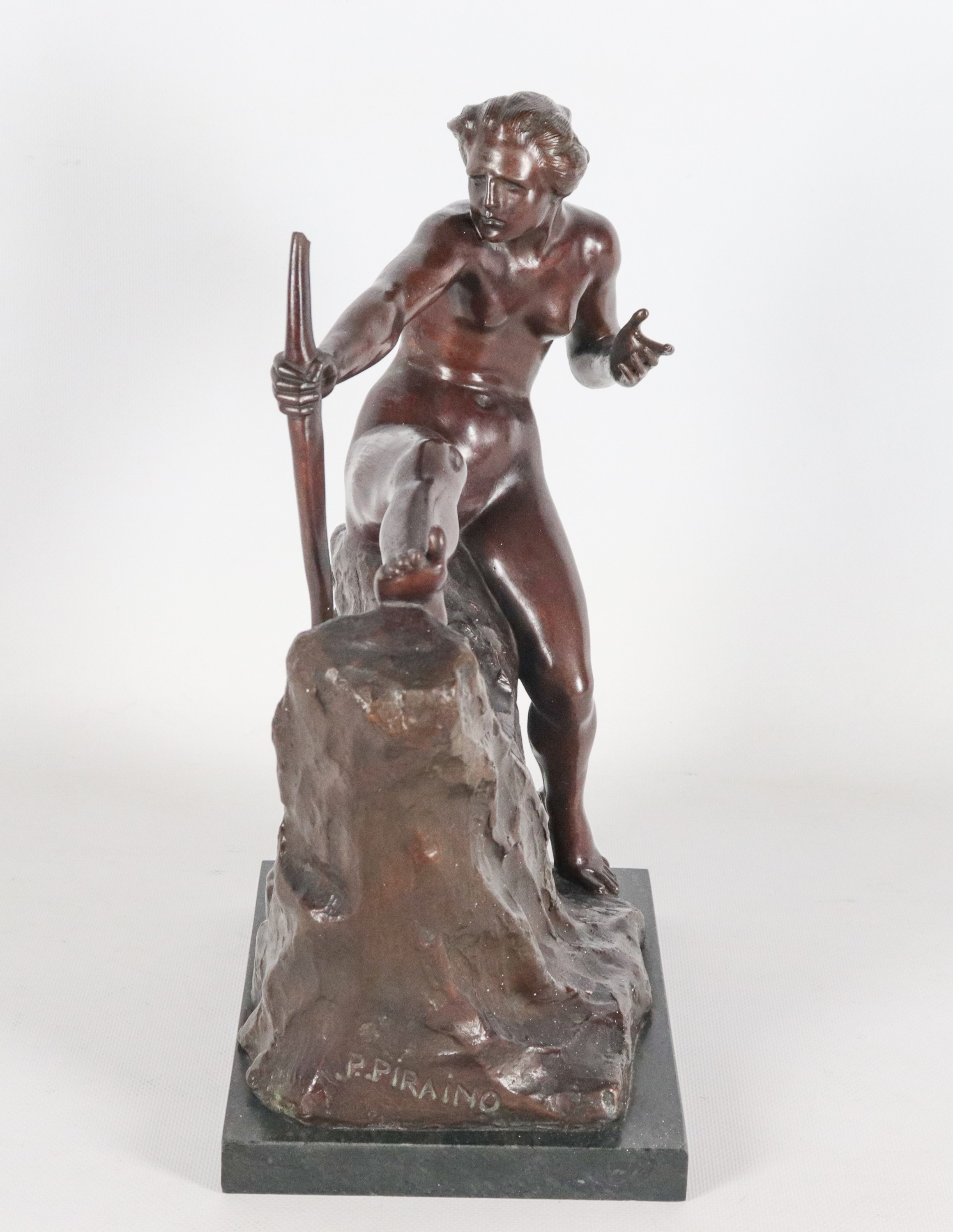 Firmata. "Nudo di donna con arco", scultura in bronzo