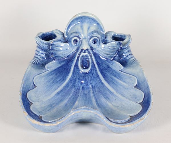 Conchiglia in maiolica lustrata con mascherone al centro