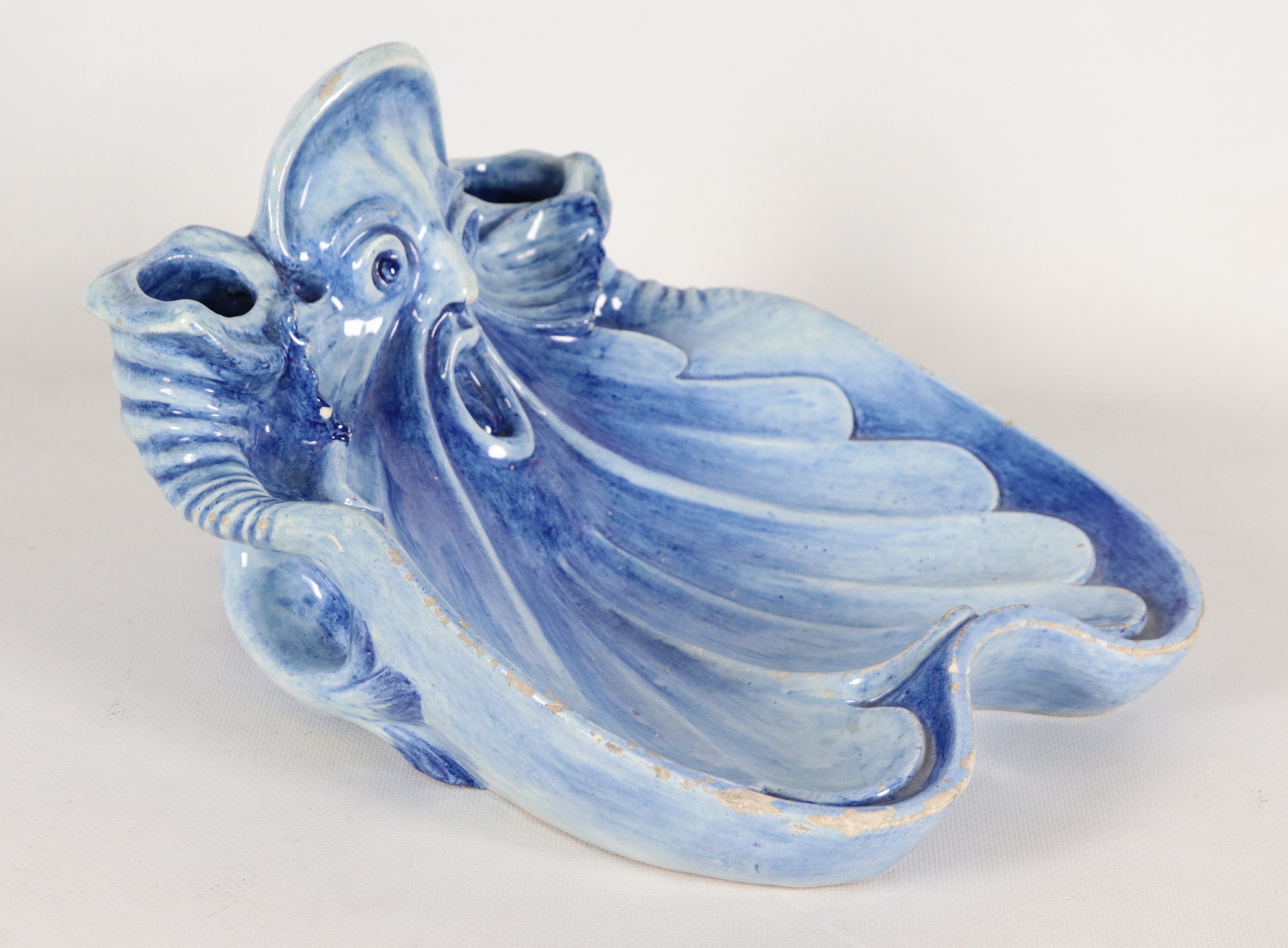 Conchiglia in maiolica lustrata con mascherone al centro