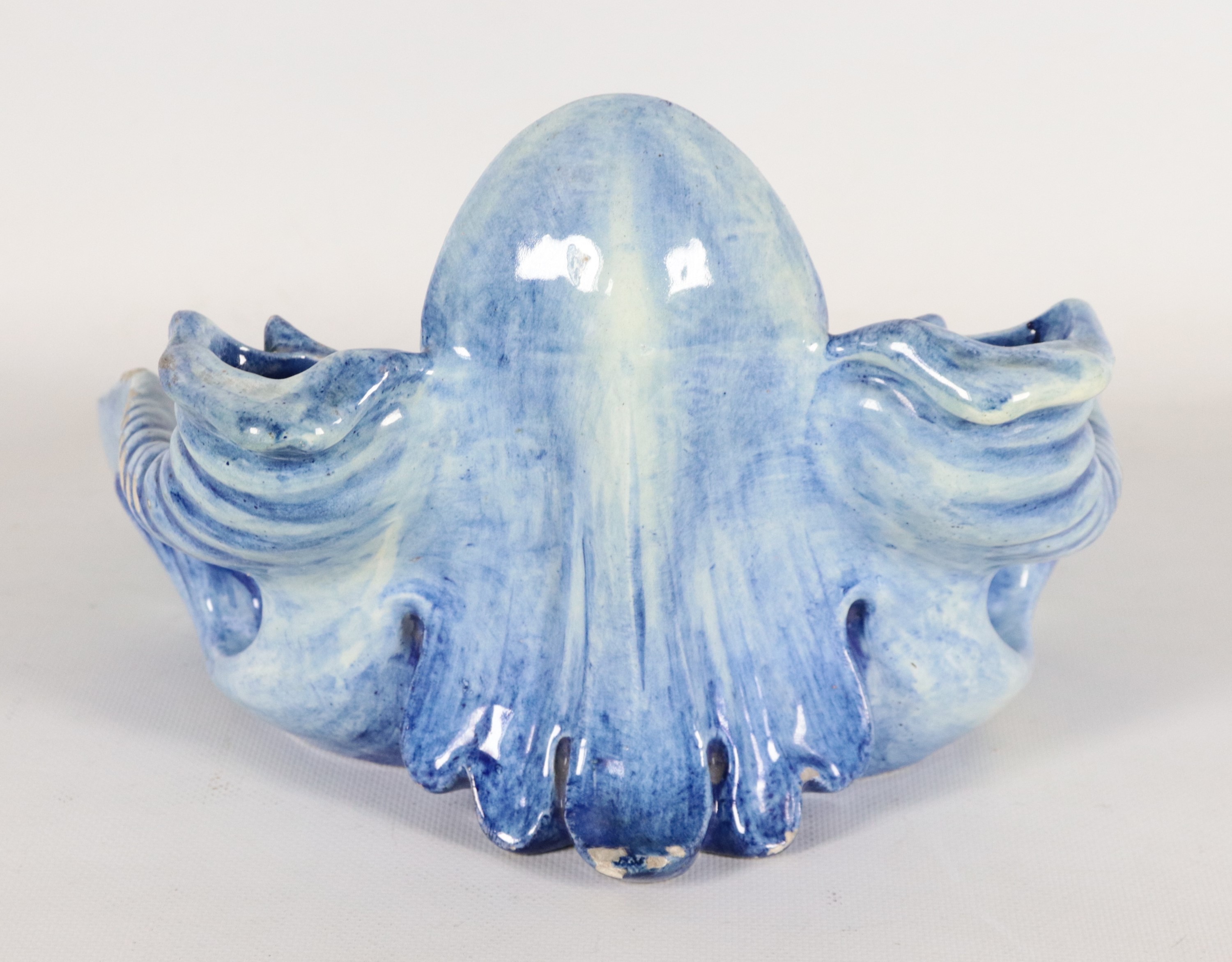 Conchiglia in maiolica lustrata con mascherone al centro