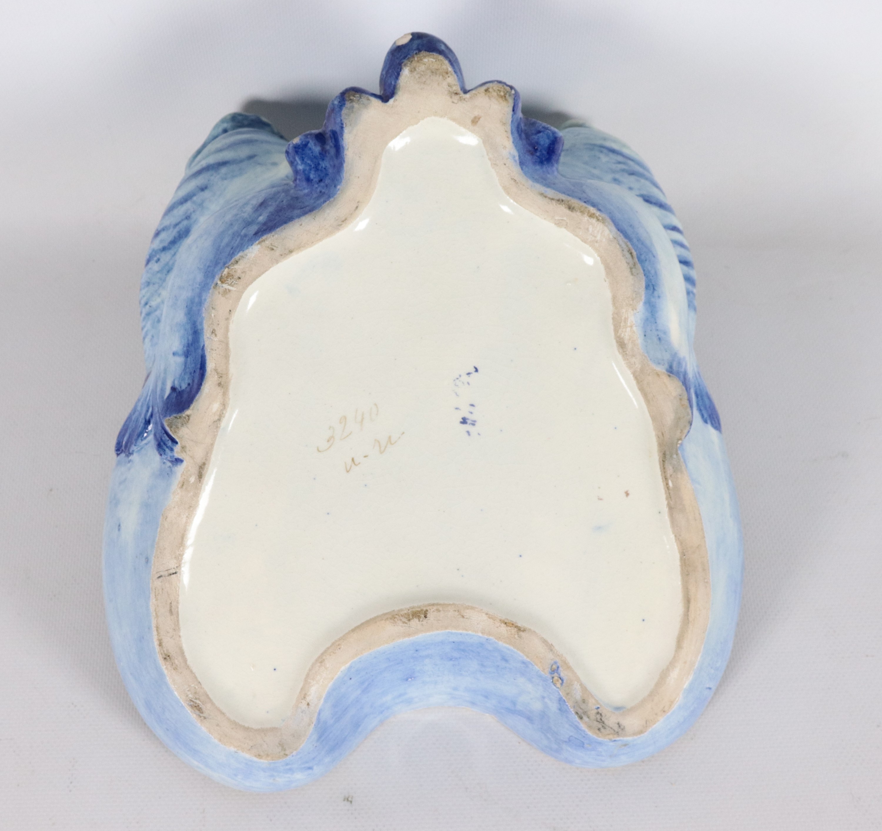 Conchiglia in maiolica lustrata con mascherone al centro