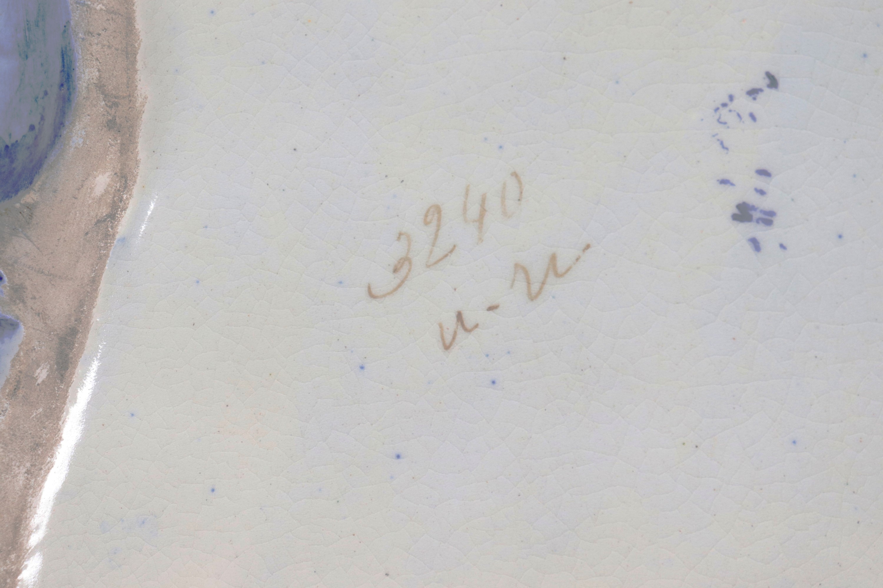 Conchiglia in maiolica lustrata con mascherone al centro