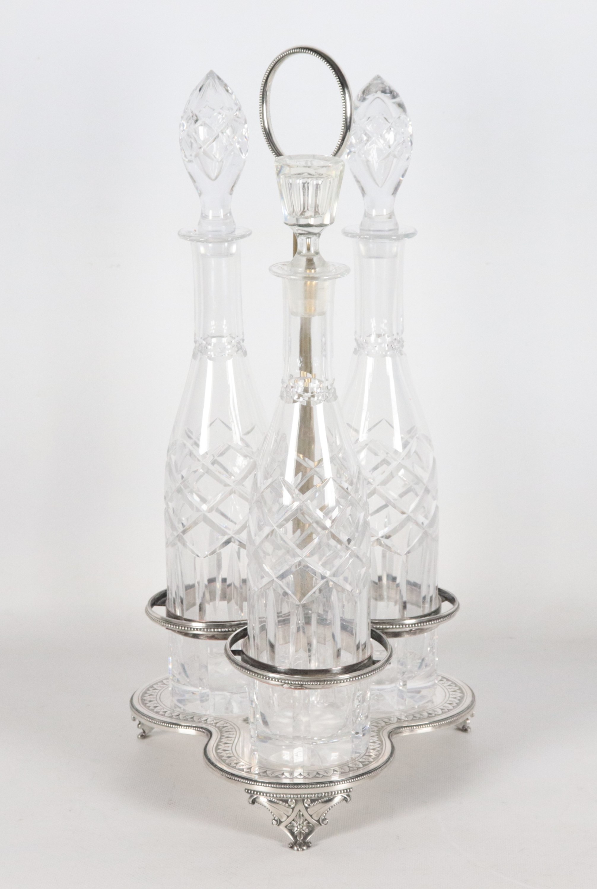 Tantalus in sheffield con tre bottiglie in cristallo