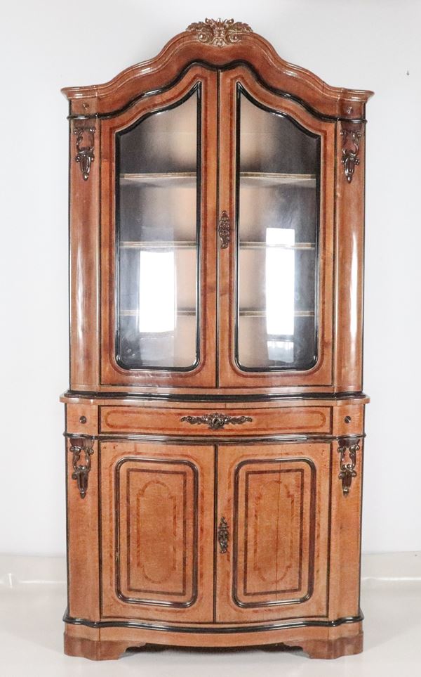Double body display cabinet in light wood with ebonized carvings